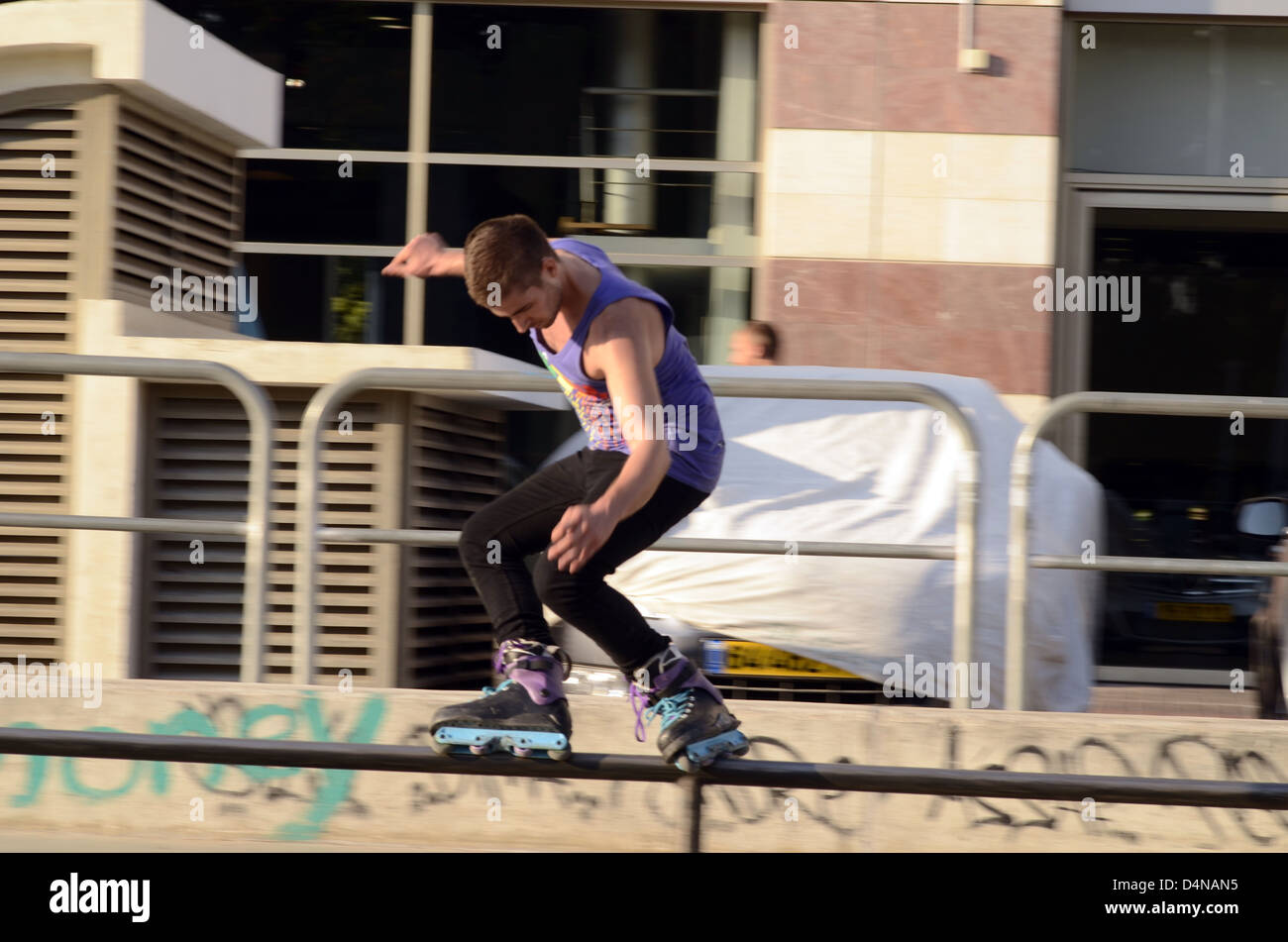 Israele, Tel Aviv, Yad Eliyahu, urban sport estremo park. Giovane maschio eseguono acrobazie con lame a rullo Foto Stock