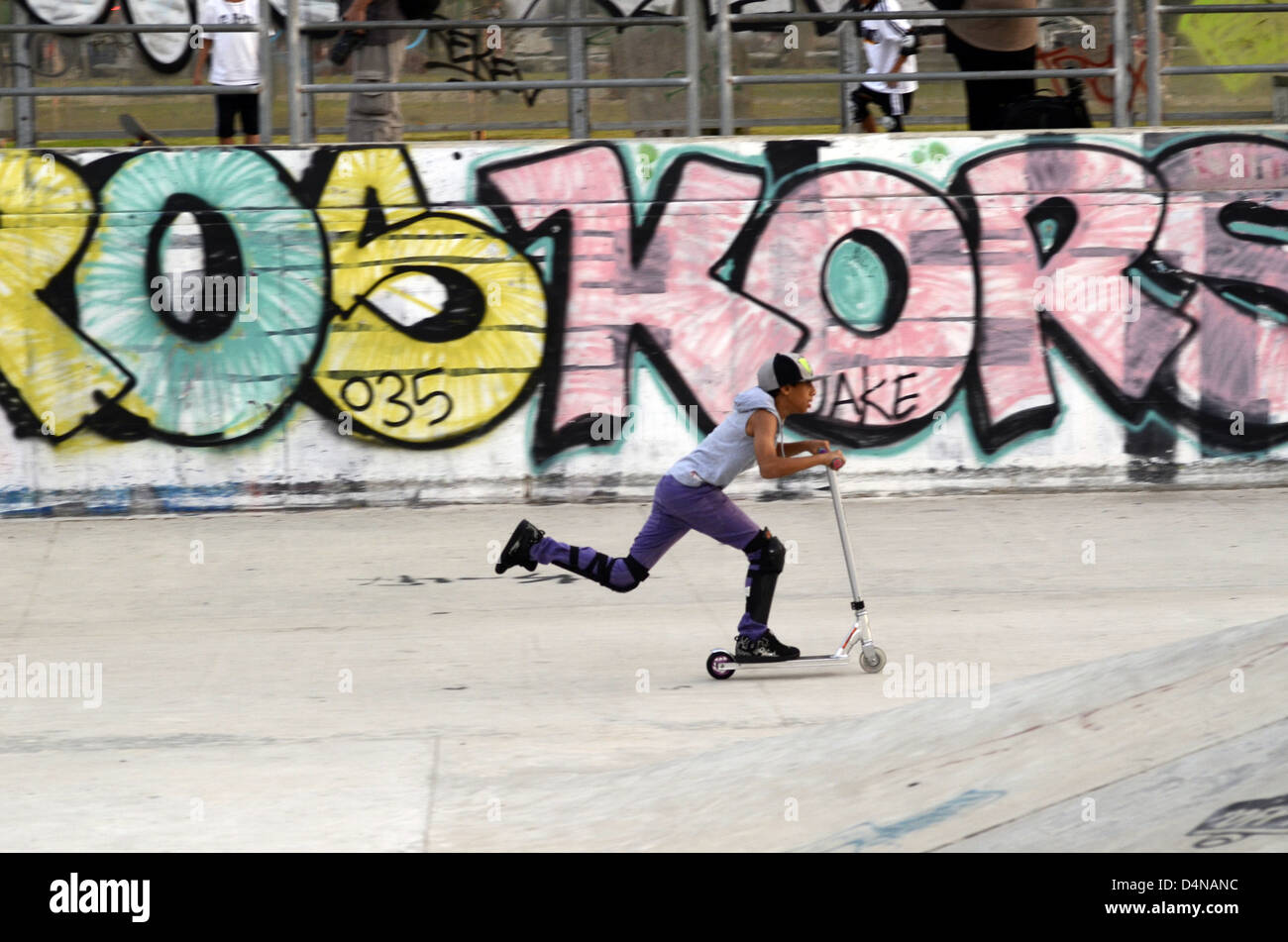 Israele, Tel Aviv, Yad Eliyahu, urban sport estremo park. Giovane maschio eseguono acrobazie con lame a rullo Foto Stock