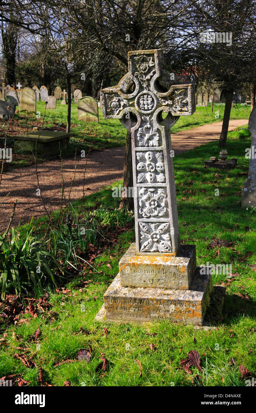 Un esempio di una croce celtica tipo lapide in un cimitero di Norfolk. Foto Stock