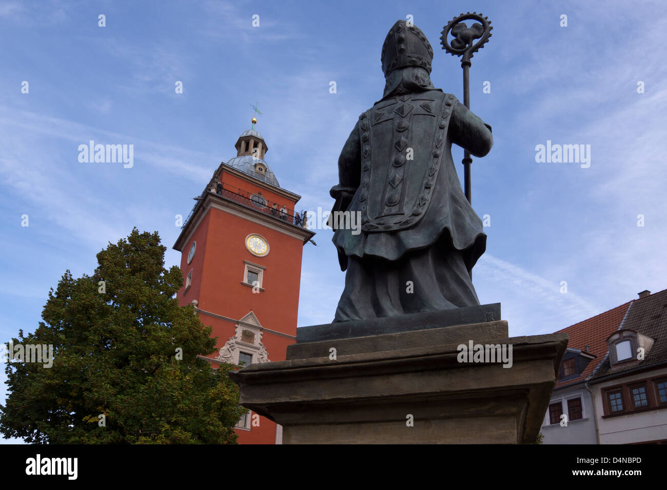 Vista di Gotha con il municipio storico tower, davanti alla statua di Godehard, Gotha, Turingia, Germania, Europa Foto Stock