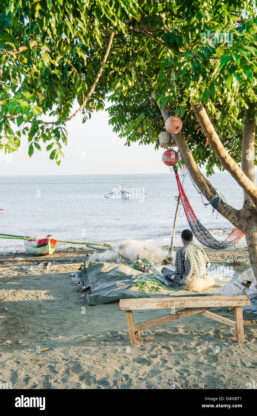 Lavoro di pescatori sulla spiaggia di Dili Timor orientale Foto Stock