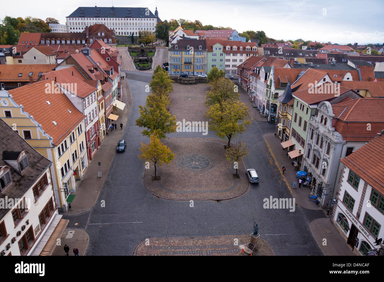 Vista dalla torre del palazzo comunale verso la piazza Hauptmarkt e Schloss Friedenstein castello, Gotha, Turingia, Germania, Europa Foto Stock