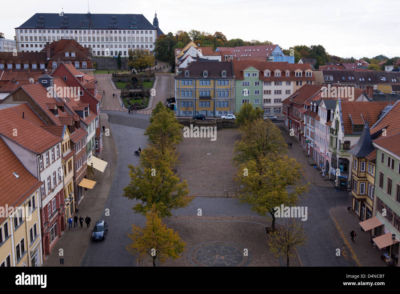 Vista dalla torre del palazzo comunale verso la piazza Hauptmarkt e Schloss Friedenstein castello, Gotha, Turingia, Germania, Europa Foto Stock