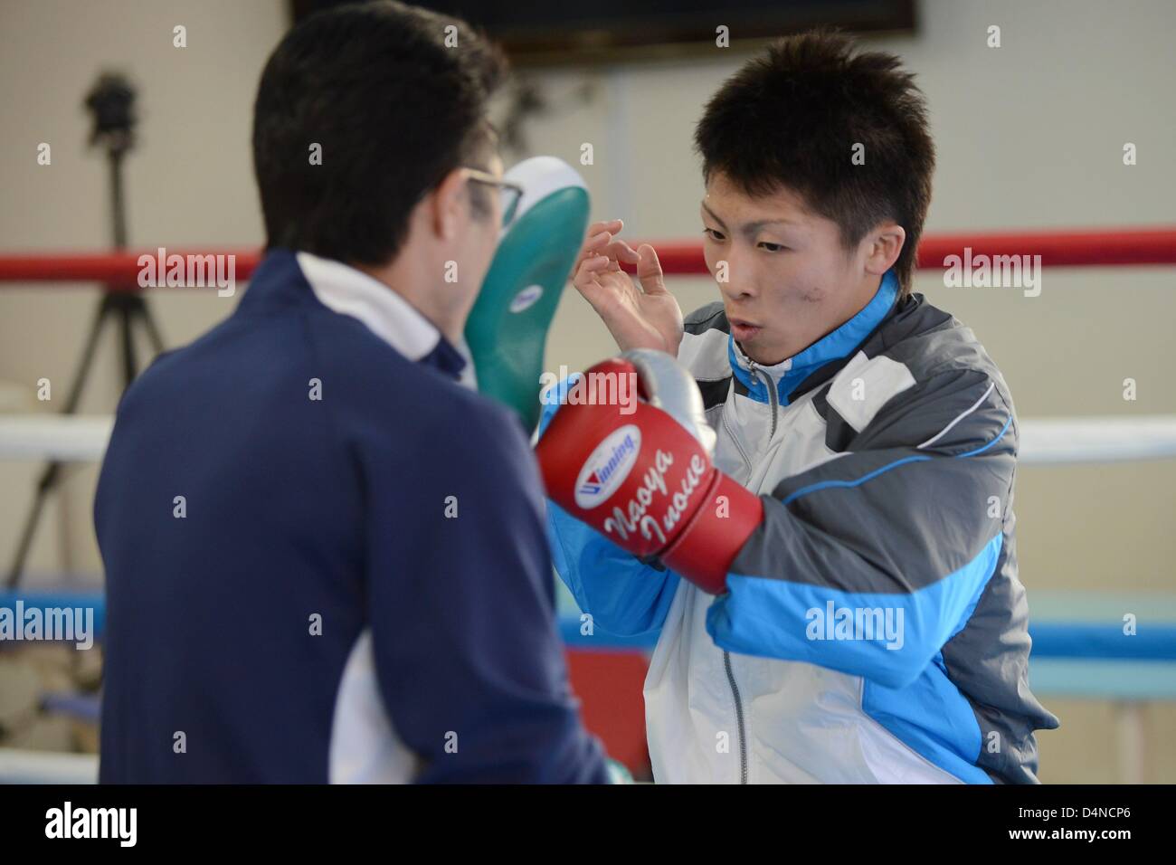 (R-L) Naoya Inoue (JPN), Shingo Inoue, 14 febbraio 2013 - Pugilato : Naoya Inoue di treni in Giappone con il suo allenatore e padre Shingo Inoue durante un allenamento a Ohashi Boxing palestra di Yokohama Kanagawa, Giappone. (Foto di Hiroaki Yamaguchi/AFLO) Foto Stock