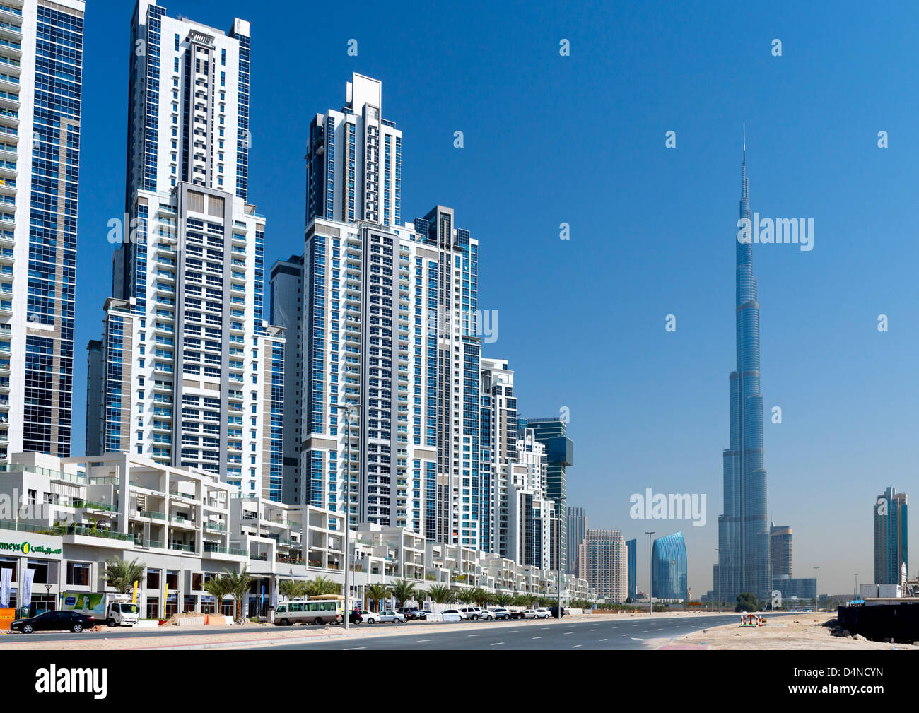 Alto e moderno appartamento edifici e Burj Khalifa Tower in Business Bay quartiere di Dubai Emirati Arabi Uniti EMIRATI ARABI UNITI medio Ea Foto Stock