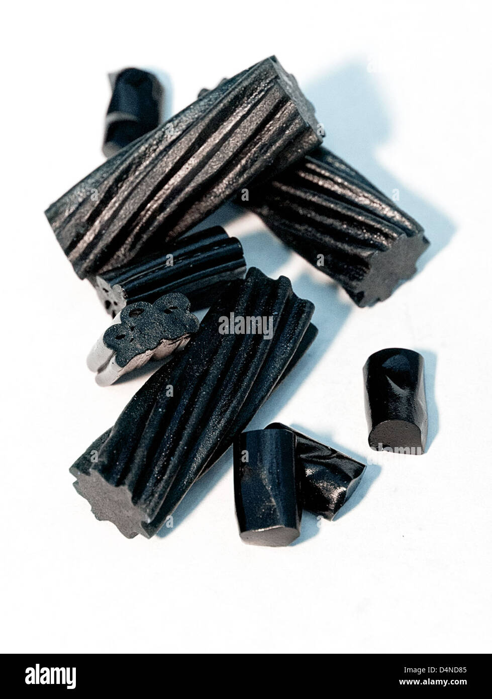 La FDA avverte che il consumo eccessivo di liquirizia nera, soprattutto da parte degli adulti sopra i 40 anni, può portare a ritmi cardiaci anormali, pressione alta, e altri gravi problemi di salute a causa di glicirrizina, un ingrediente trovato in liquirizia. Foto Stock