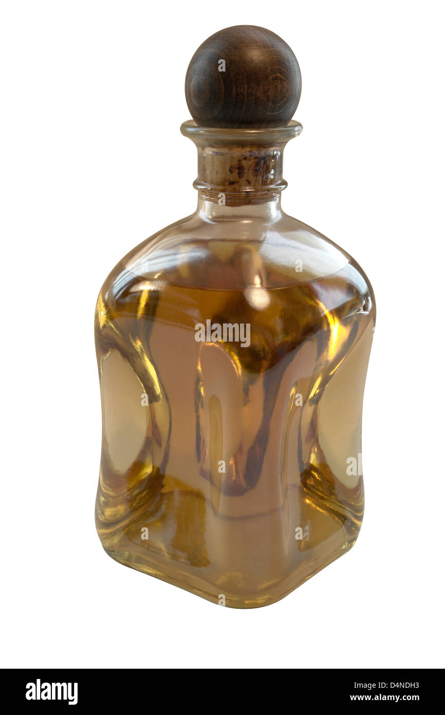 Studio fotografico di una quasi riempito la bottiglia di liquore con chiusura in legno, isolato su bianco con tracciato di ritaglio Foto Stock