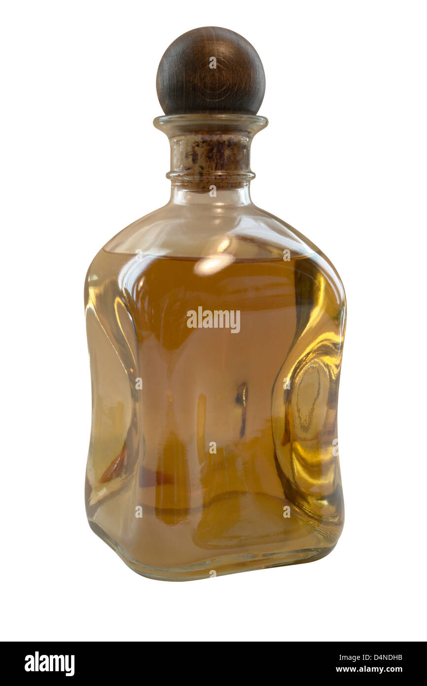 Studio fotografico di una quasi riempito raffreddare a forma di bottiglia di liquore isolato su bianco con tracciato di ritaglio Foto Stock
