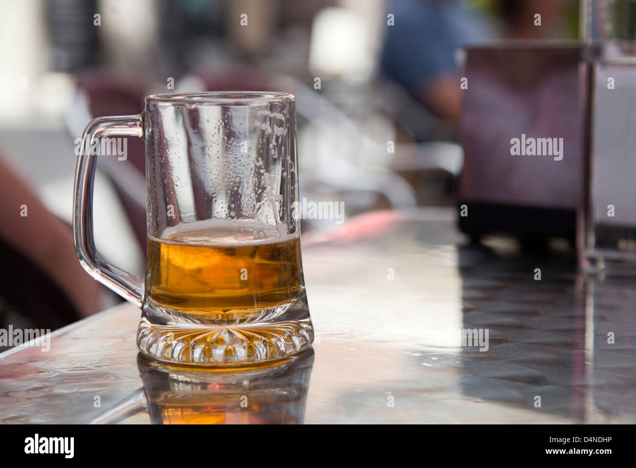 Bicchiere di birra servita nel patio esterno e di un bar. Foto Stock