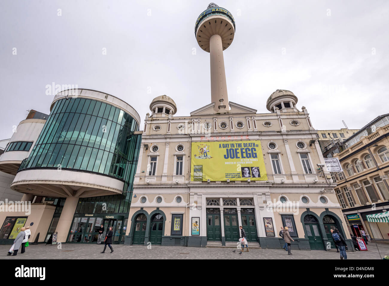 Liverpool Playhouse Theatre e San Giovanni tower. Foto Stock