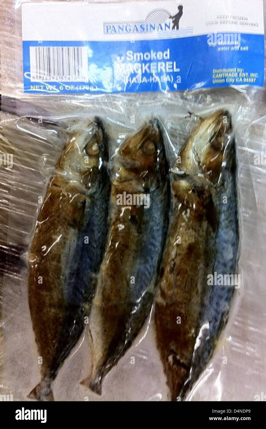 Per motivi di sicurezza alimentare è stato pubblicato un richiamo per alcuni prodotti a base di pesce affumicati provenienti da Pangasinan Foremost Foods International. Questi prodotti, che comprendono vari pesci e crostacei, possono essere contaminati da agenti patogeni che comportano rischi per la salute dei consumatori. Foto Stock