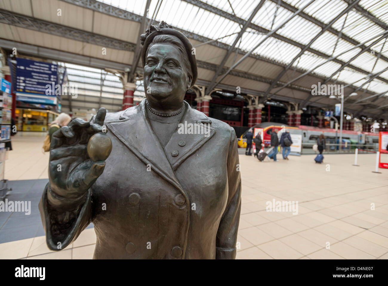 Statua di Bessie Braddock p.f. alla stazione di Lime street Liverpool dallo scultore Tom Murphy. Foto Stock