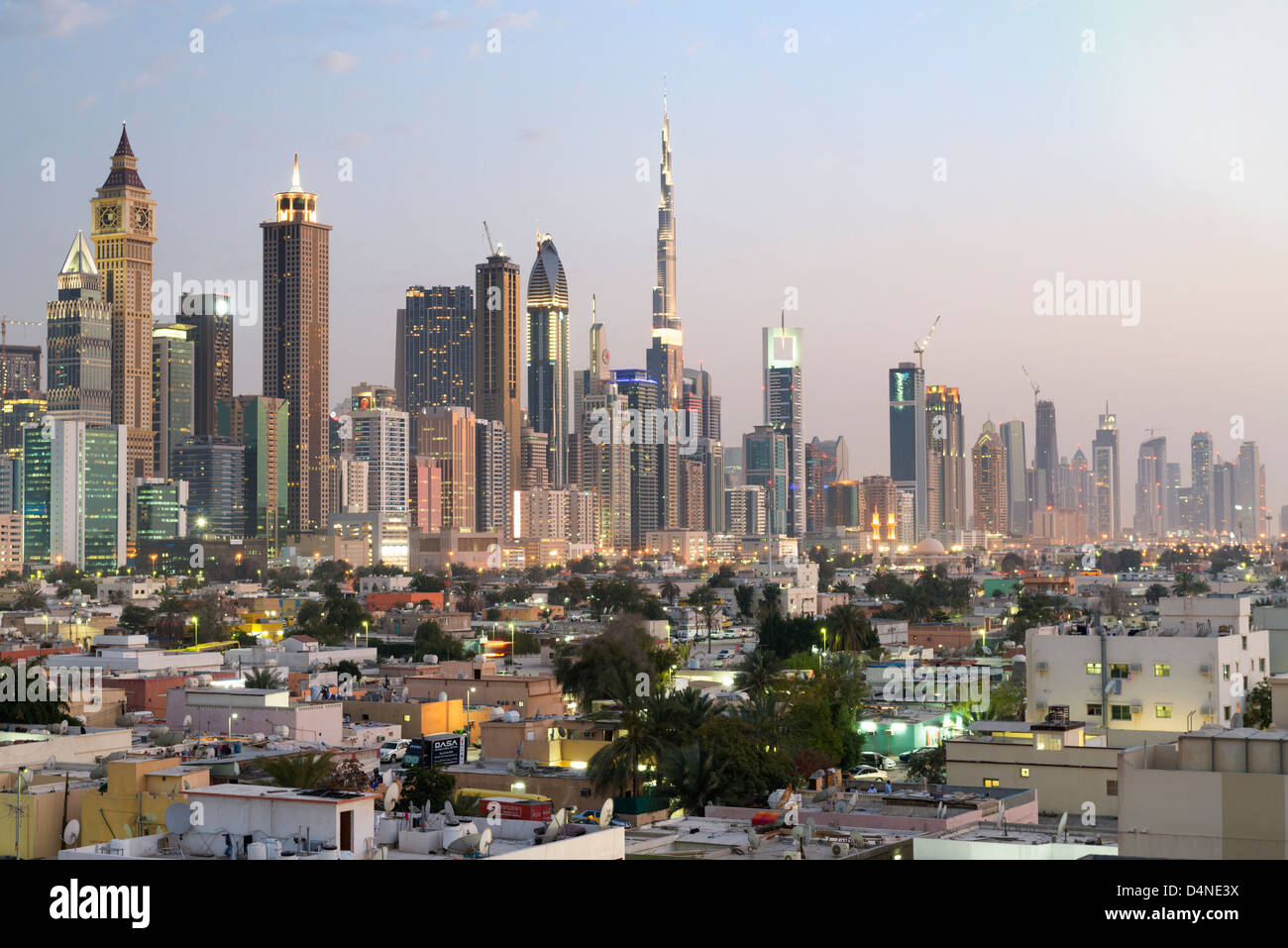 Vista serale di fronte al vecchio quartiere Satwa verso un sistema moderno skyline di Dubai con grattacieli di Emirati Arabi Uniti Foto Stock