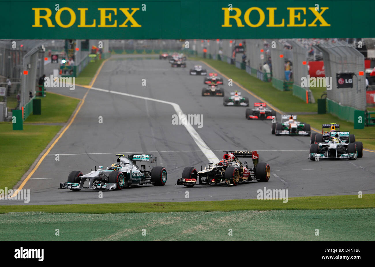 Motorsports: FIA Formula One World Championship 2013, il Gran Premio d'Australia, #10 Lewis Hamilton (GBR, Mercedes AMG Petronas Team di F1), #7 Kimi Raeikkoenen (FIN, Team Lotus F1), Foto Stock
