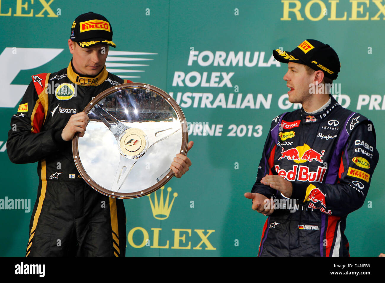 Motorsports: FIA Formula One World Championship 2013, il Gran Premio d'Australia, #7 Kimi Raeikkoenen (FIN, Team Lotus F1), #1 Sebastian Vettel (GER, Infiniti Red Bull Racing), Foto Stock