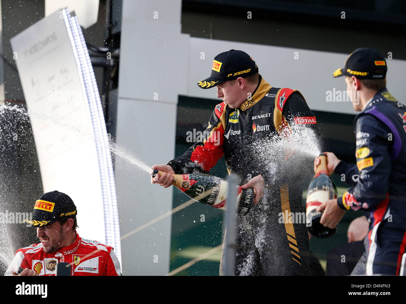 Motorsports: FIA Formula One World Championship 2013, il Gran Premio d'Australia, #7 Kimi Raeikkoenen (FIN, Team Lotus F1), #1 Sebastian Vettel (GER, Infiniti Red Bull Racing), Foto Stock