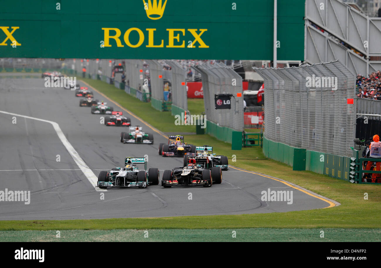 Motorsports: FIA Formula One World Championship 2013, il Gran Premio d'Australia, #10 Lewis Hamilton (GBR, Mercedes AMG Petronas Team di F1), #7 Kimi Raeikkoenen (FIN, Team Lotus F1), Foto Stock