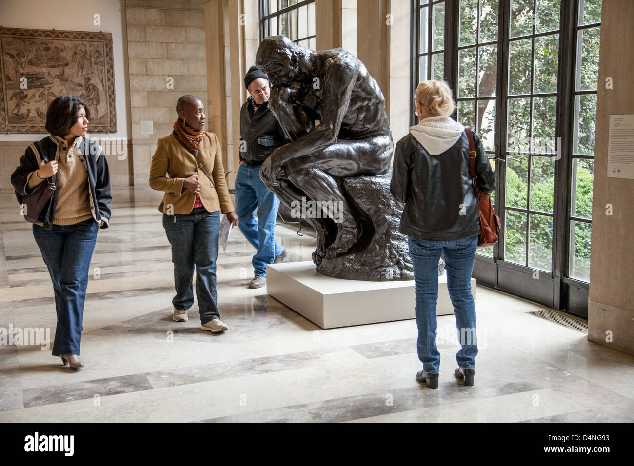 Godendo di Rodin il pensatore, Baltimore Museum of Art, Maryland, Stati Uniti d'America Foto Stock