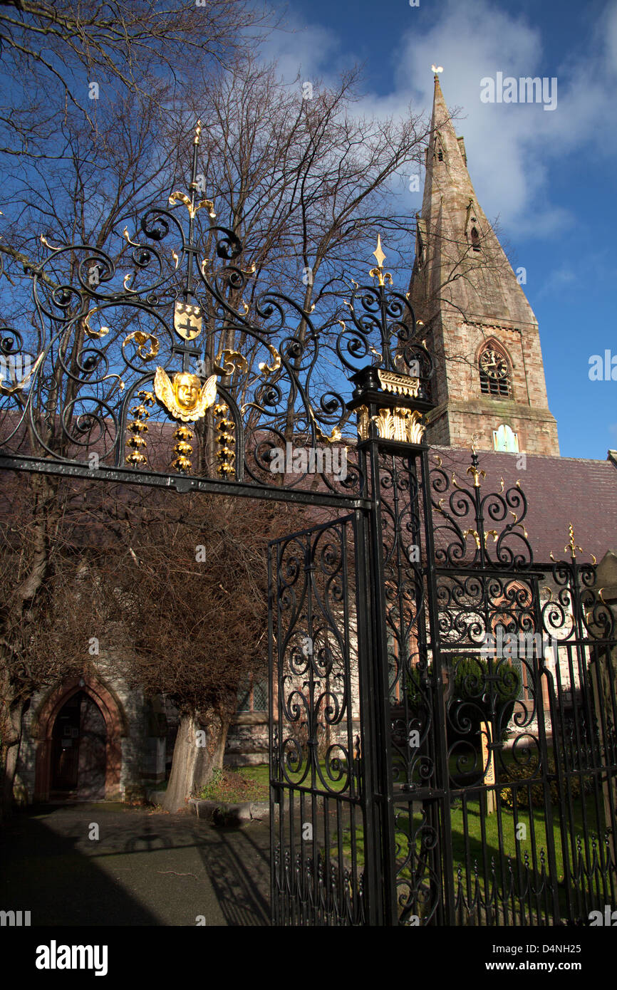 Città di Ruthin, Galles. La Chiesa Collegiata di San Pietro a Piazza San Pietro a Ruthin's Town Center. Foto Stock