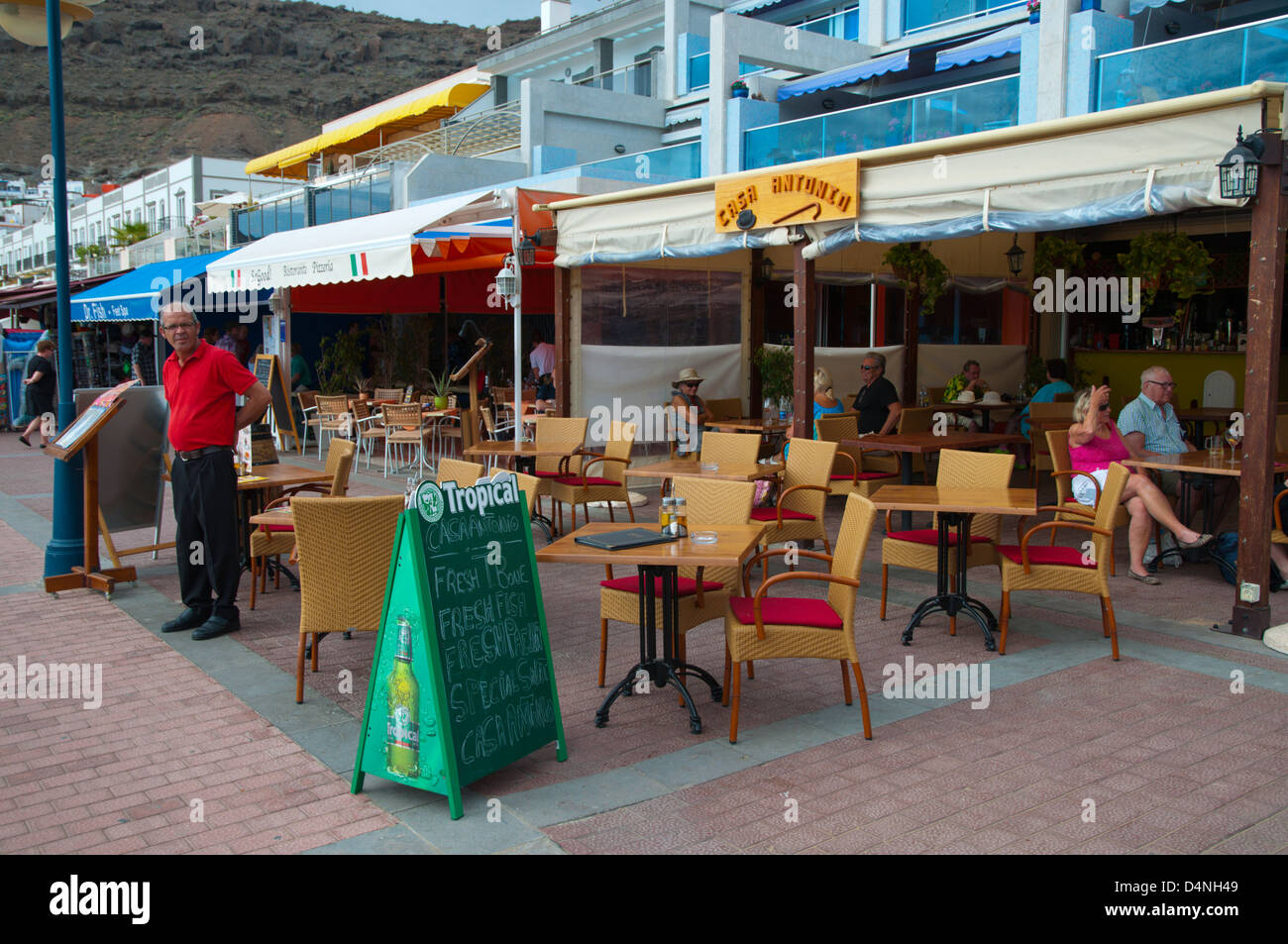 Bar Caffetteria Terrazza sulla promenade della spiaggia di Puerto de Mogan resort Gran Canaria Island nelle Isole Canarie Spagna Europa Foto Stock