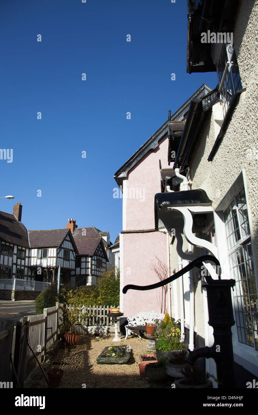 Città di Ruthin, Galles. Vista pittoresca del di Ruthin Castle Street con Nantclwyd casa sullo sfondo. Foto Stock