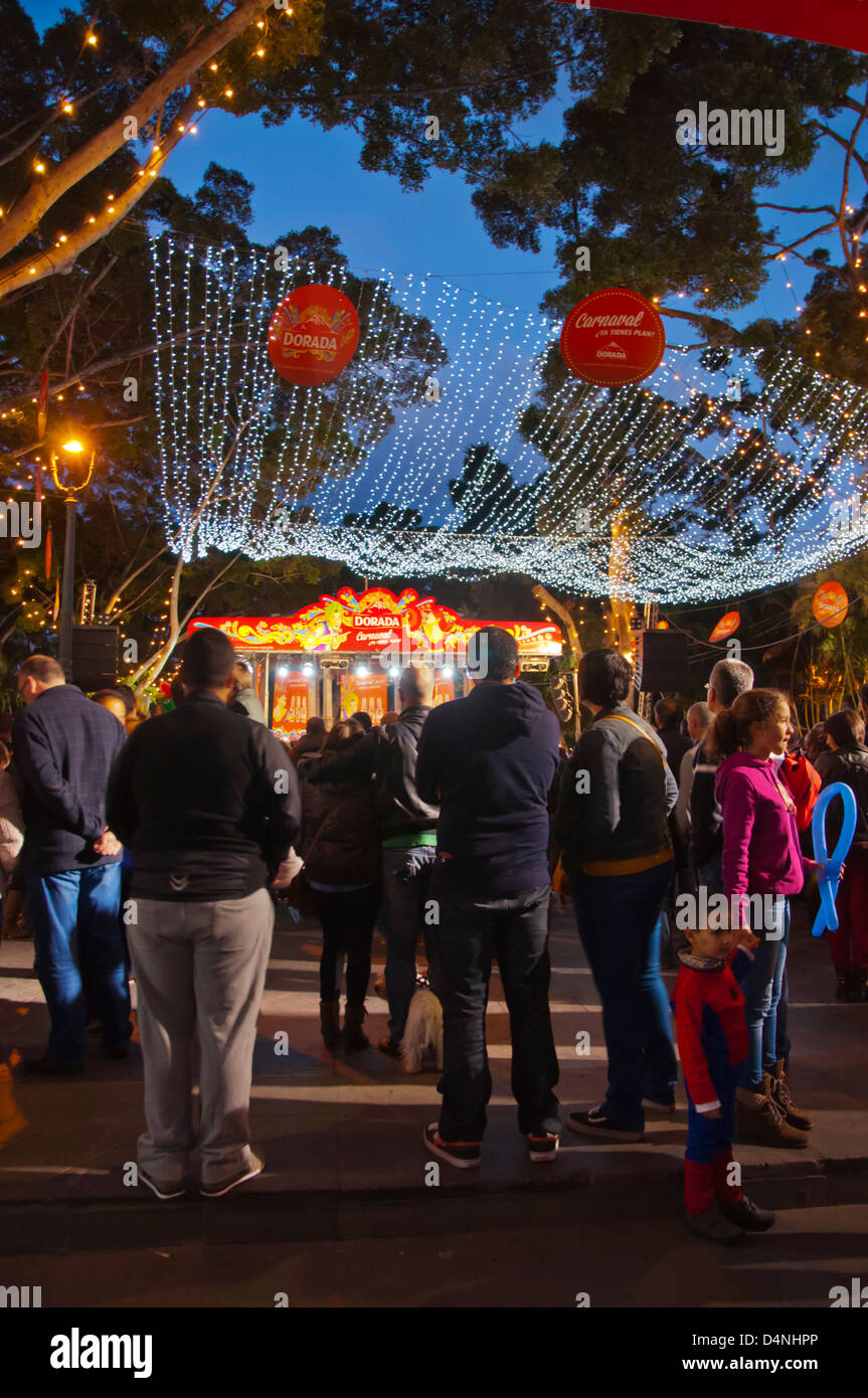 Persone a seguito di una mostra durante il carnevale centrale di Santa Cruz città isola di Tenerife Isole Canarie Spagna Foto Stock