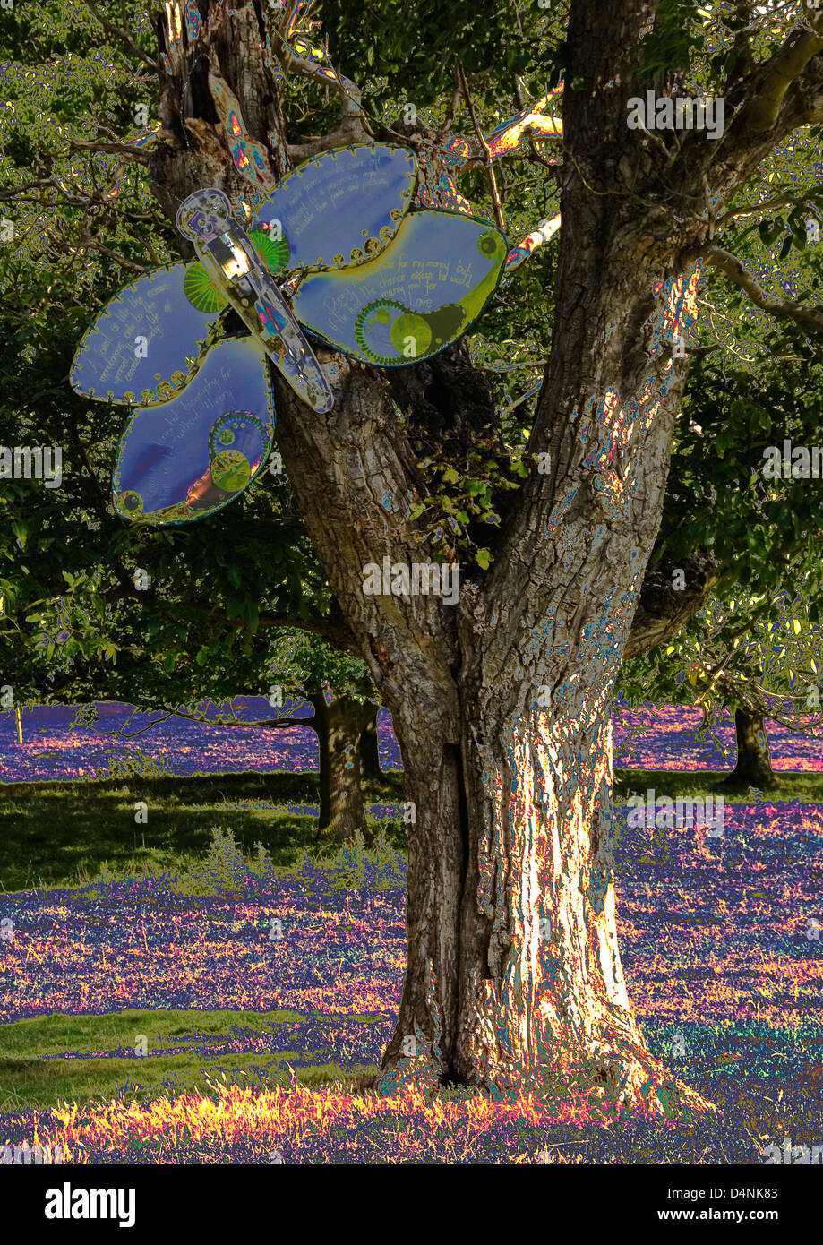 Bucks - hughenden station wagon - colorata di scultura all'aperto - falena gigante su un albero - computer interpretazione avanzata Foto Stock
