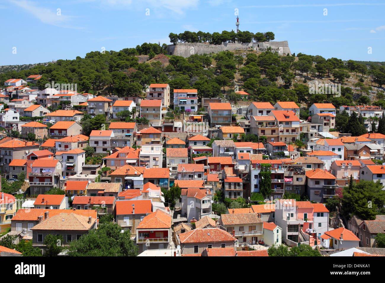 Croazia - Sibenik in Dalmazia. Paesaggio urbano mediterraneo con fortezza. Foto Stock