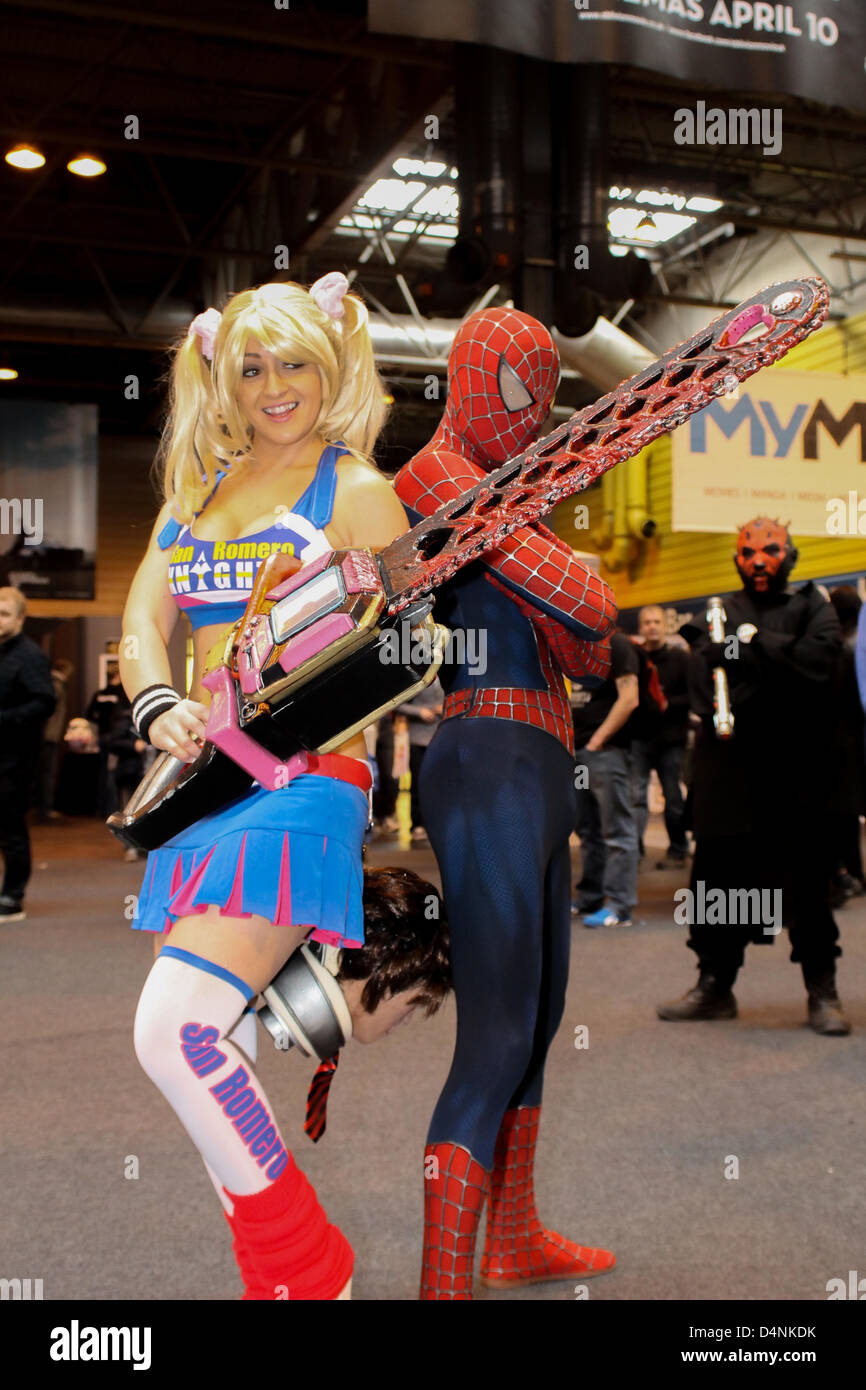 Birmingham, Regno Unito. Il 17 marzo 2013. Tabitha Lione (Modello) e Spiderman posa per foto a Birmingham MCM Expo. Foto Stock