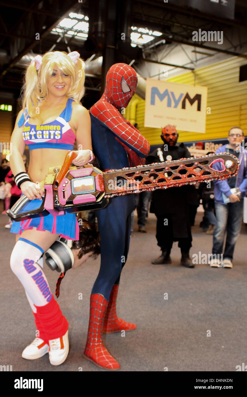 Birmingham, Regno Unito. Il 17 marzo 2013. Tabitha Lione (Modello) e Spiderman posa per foto a Birmingham MCM Expo. Foto Stock