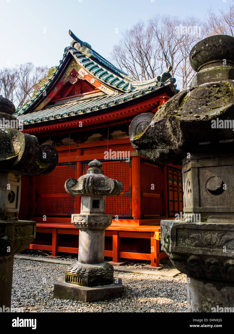 Lanterne di pietra accanto al haiden, Senba al Santuario di Toshogu, Kawagoe, Giappone. Foto Stock