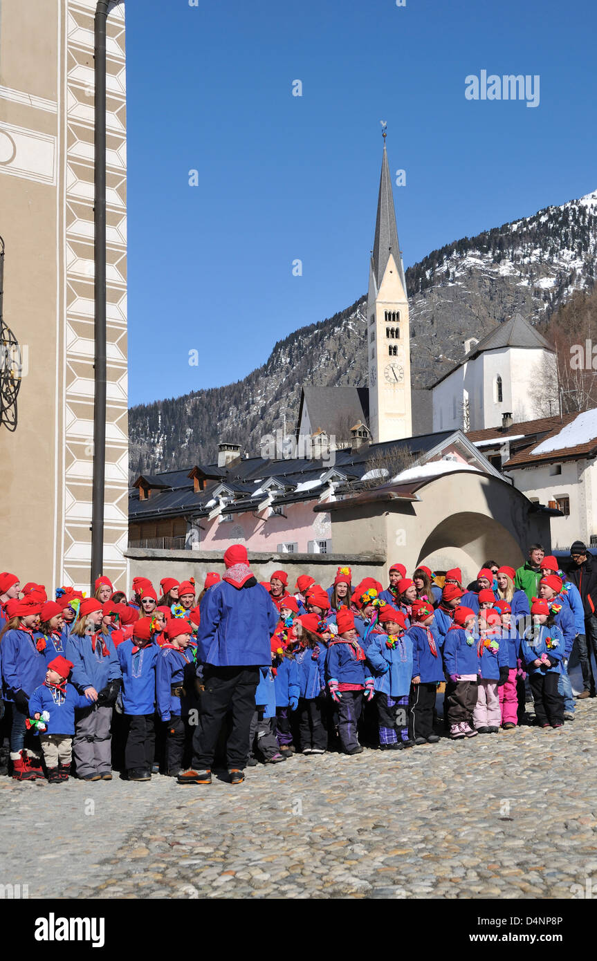 Bambini celebrando Chalandamarz Zernez, Bassa Engadina, Grigioni, Svizzera Foto Stock