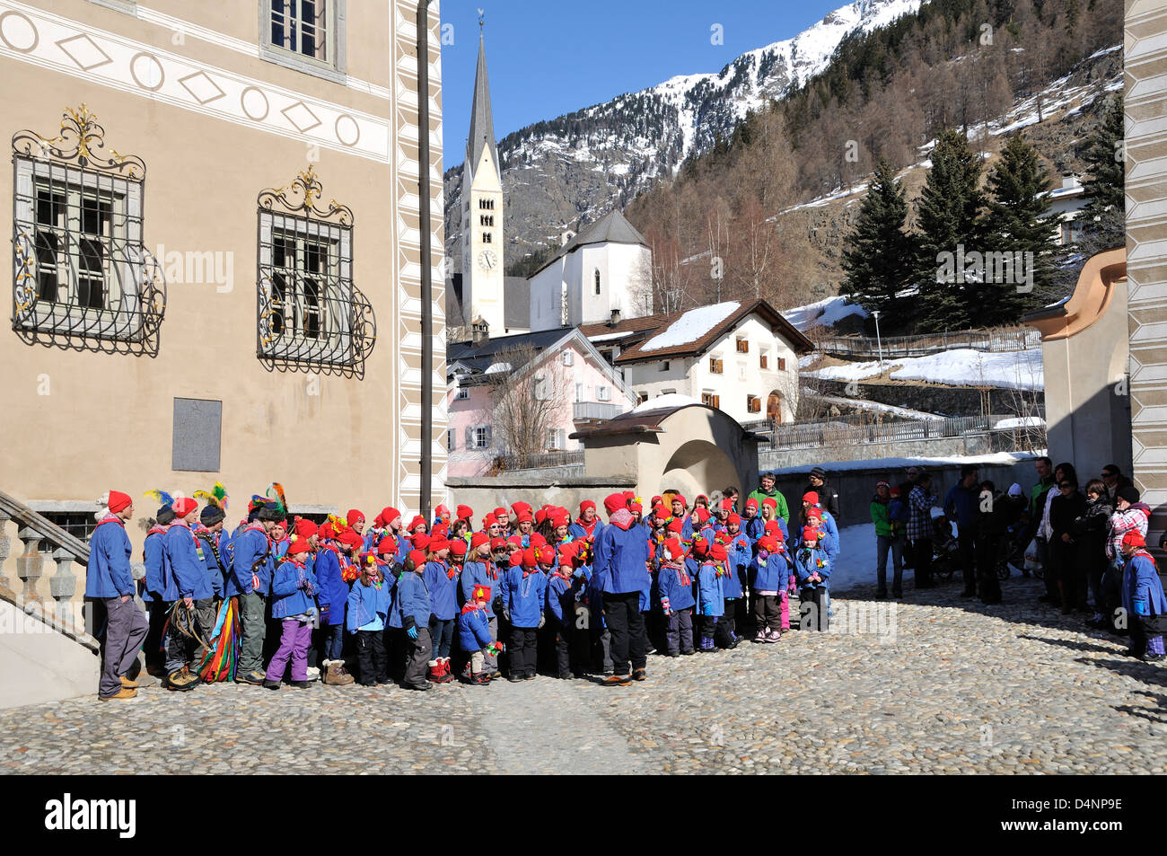 Bambini celebrando Chalandamarz Zernez, Bassa Engadina, Grigioni, Svizzera Foto Stock