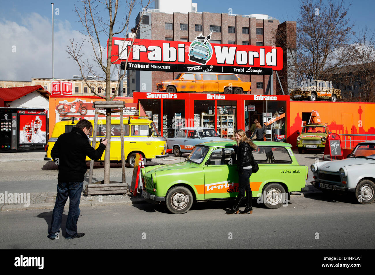 Trabant auto al di fuori del Trabi World Museum a Zimmerstrasse utilizzato per il City Sightseeing Tours a Berlino, Germania Foto Stock