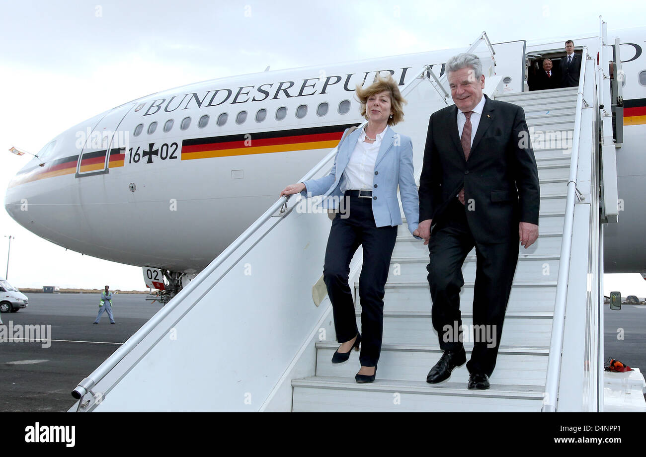 Il Presidente federale Joachim Gauck e la sua compagna Daniela Schadt lasciare l'aereo all'aeroporto di Adis Abeba, in Etiopia, 17 marzo 2013. Il Presidente della Repubblica federale tedesca in visita in Africa per quattro giorni. Foto: WOLFGANG KUMM Foto Stock