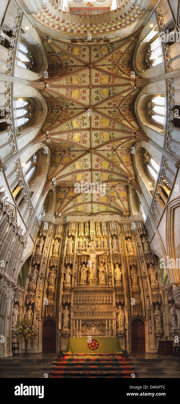 L'Altare Maggiore e il soffitto in legno a St Albans Cathedral, Inghilterra Foto Stock