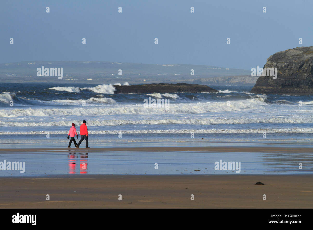 Un paio di passeggiate in inverno sulla spiaggia di Ballybunion, nella contea di Kerry, Repubblica di Irlanda Foto Stock
