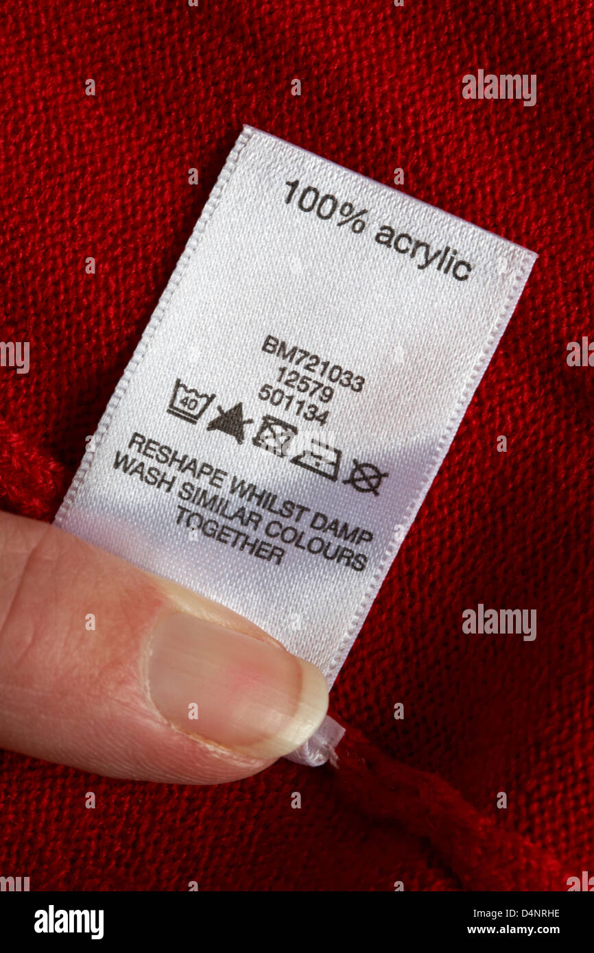controllo delle istruzioni di lavaggio sull'etichetta del ponticello  acrilico al 100% - prestare attenzione ai simboli e alle istruzioni per il  lavaggio Foto stock - Alamy