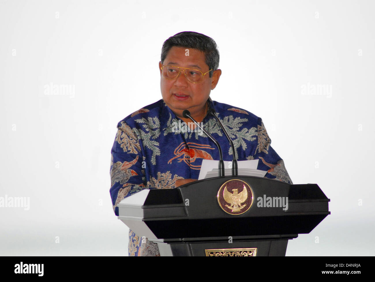 Indonesia Susilo Bambang Yudhoyono parla durante la vela ufficiale banda 2010 Cerimonia di apertura il 2 agosto 2010 ad Ambon Indonesia. Vela Banda offre assistenza medica e dentistica cliniche e i progetti di costruzione in ed intorno ad Ambon, come pure sulla isola Seram. Foto Stock