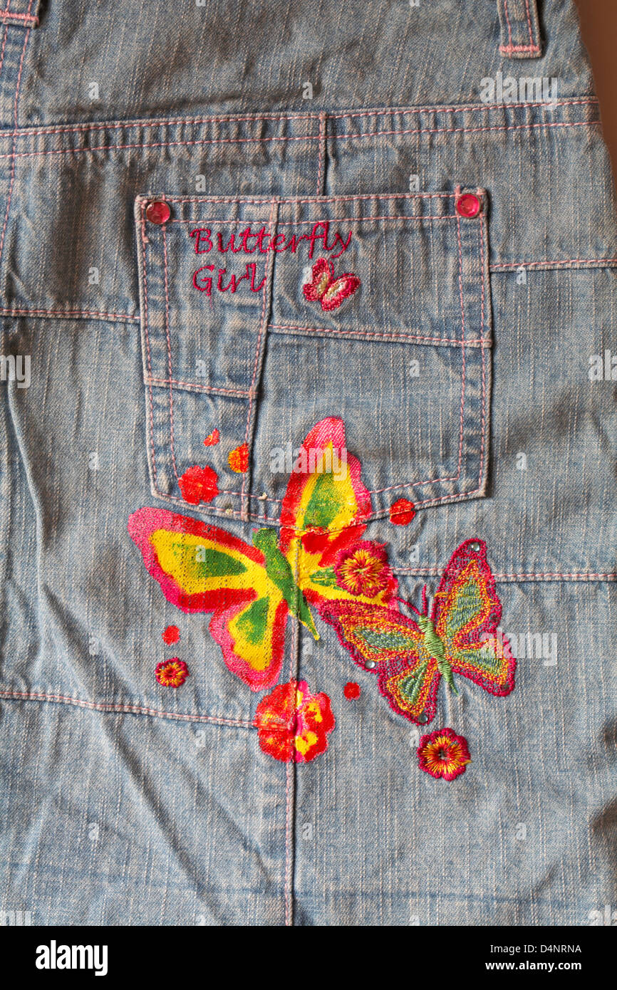 Il design a farfalla sulla ragazza ragazza a farfalla gonna jeans Foto Stock