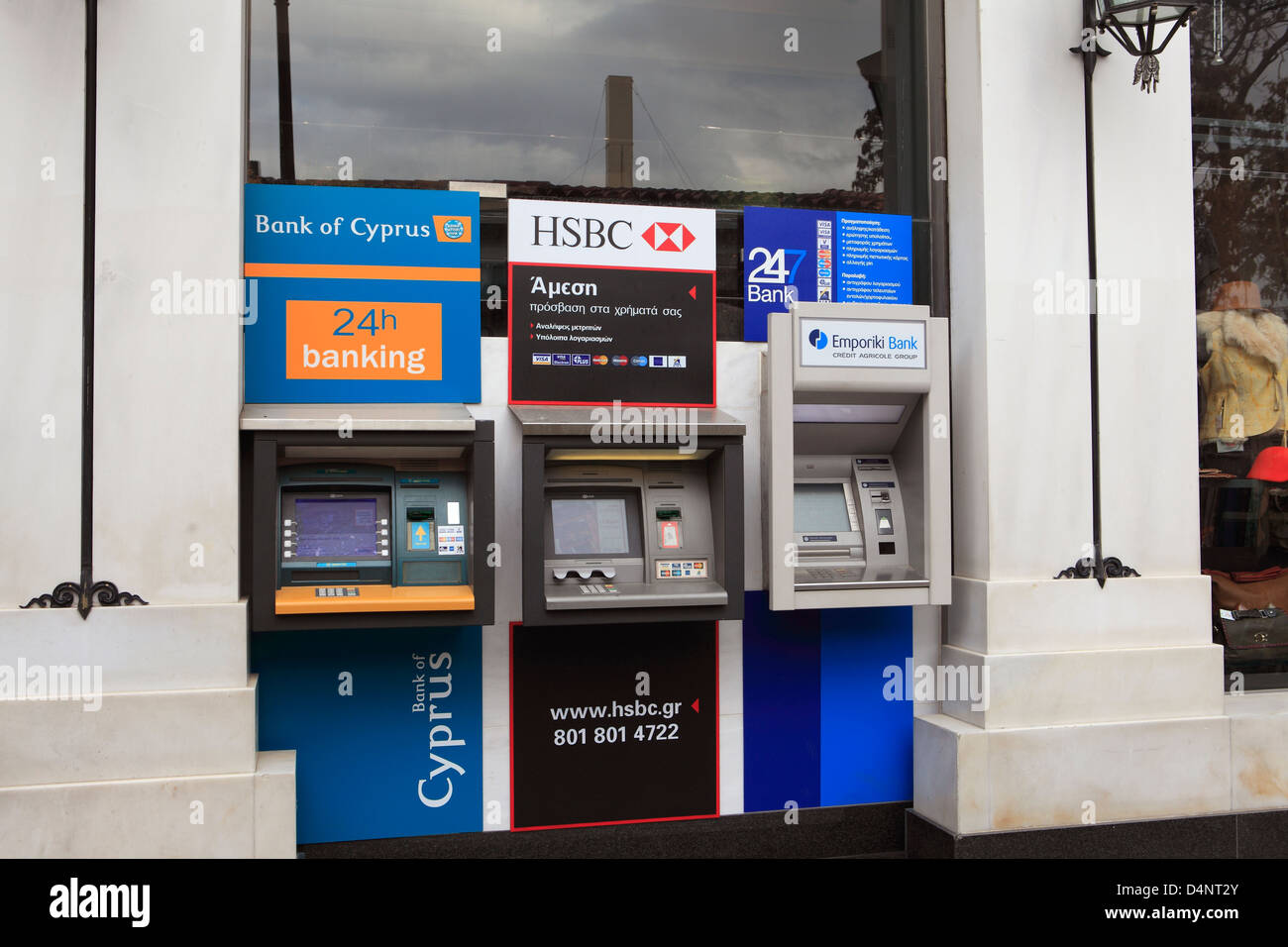 Grecia Atene banca di cipro hsbc e emboriki banca bancomat Foto Stock