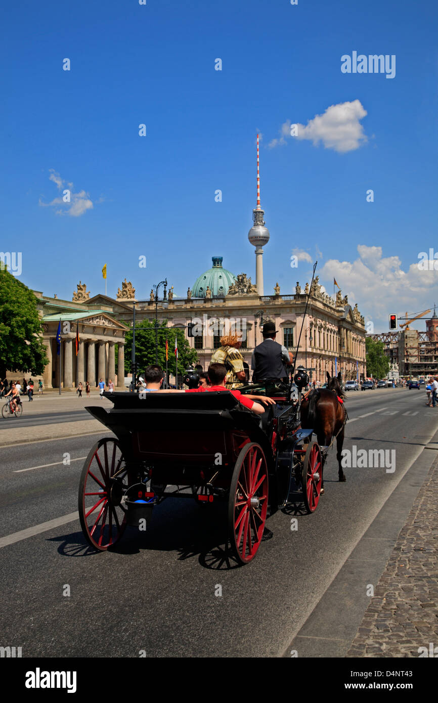 Il viale Unter den Linden, il carro trainato da cavalli, Berlin Mitte, Germania Foto Stock