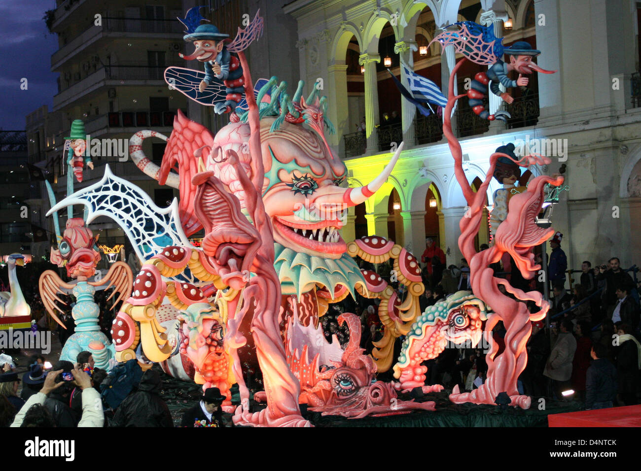 Re Carnevale - La Bestia di crisi del debito presso il carnevale di Patrasso in Grecia, 16 marzo 2013. Questo anno il Re Carnevale è spaventoso, con denti affilati, enorme naso, coda lunga e circondata da piccole creature mostruose. Esso riflette tutti i "reati" del paese come il riciclaggio di denaro sporco, cleptocracy e vice. Il carnevale di Patrasso è il più grande evento del suo genere in Grecia e uno dei più grandi in Europa, con oltre 160 anni di storia. Foto: Menelaos Michalatos Foto Stock