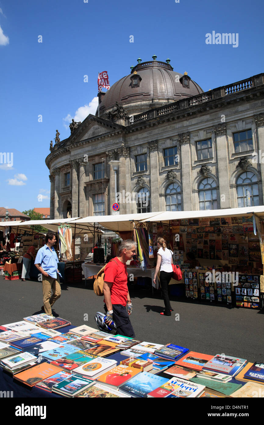 Germania, Berlino, Antik - und Bookmarket a Spreekanal, Bodemuseum in background Foto Stock