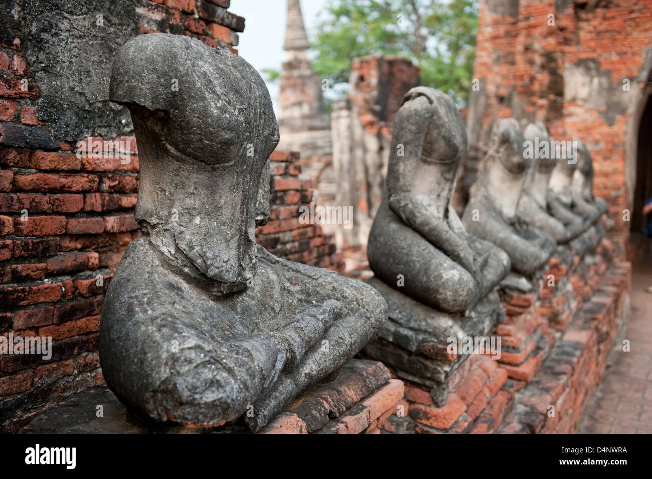 Ayutthaya, Thailandia, figure in pietra senza capi nel tempio Chaiwatthanaram Foto Stock