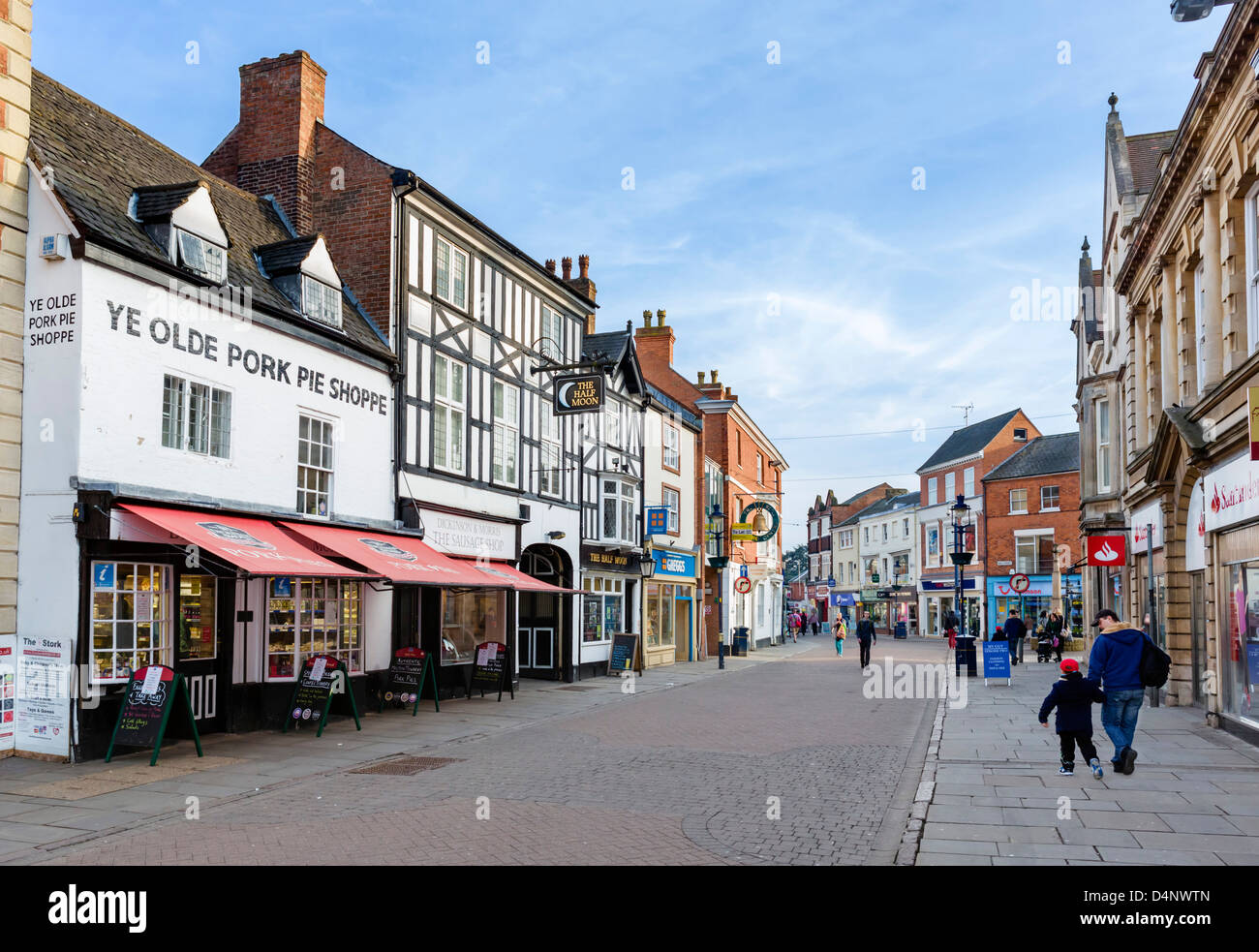 Nottingham Street nel centro della cittadina con il Ye Olde pasticcio di maiale Shoppe a sinistra, Melton Mowbray, Leicestershire, Regno Unito Foto Stock