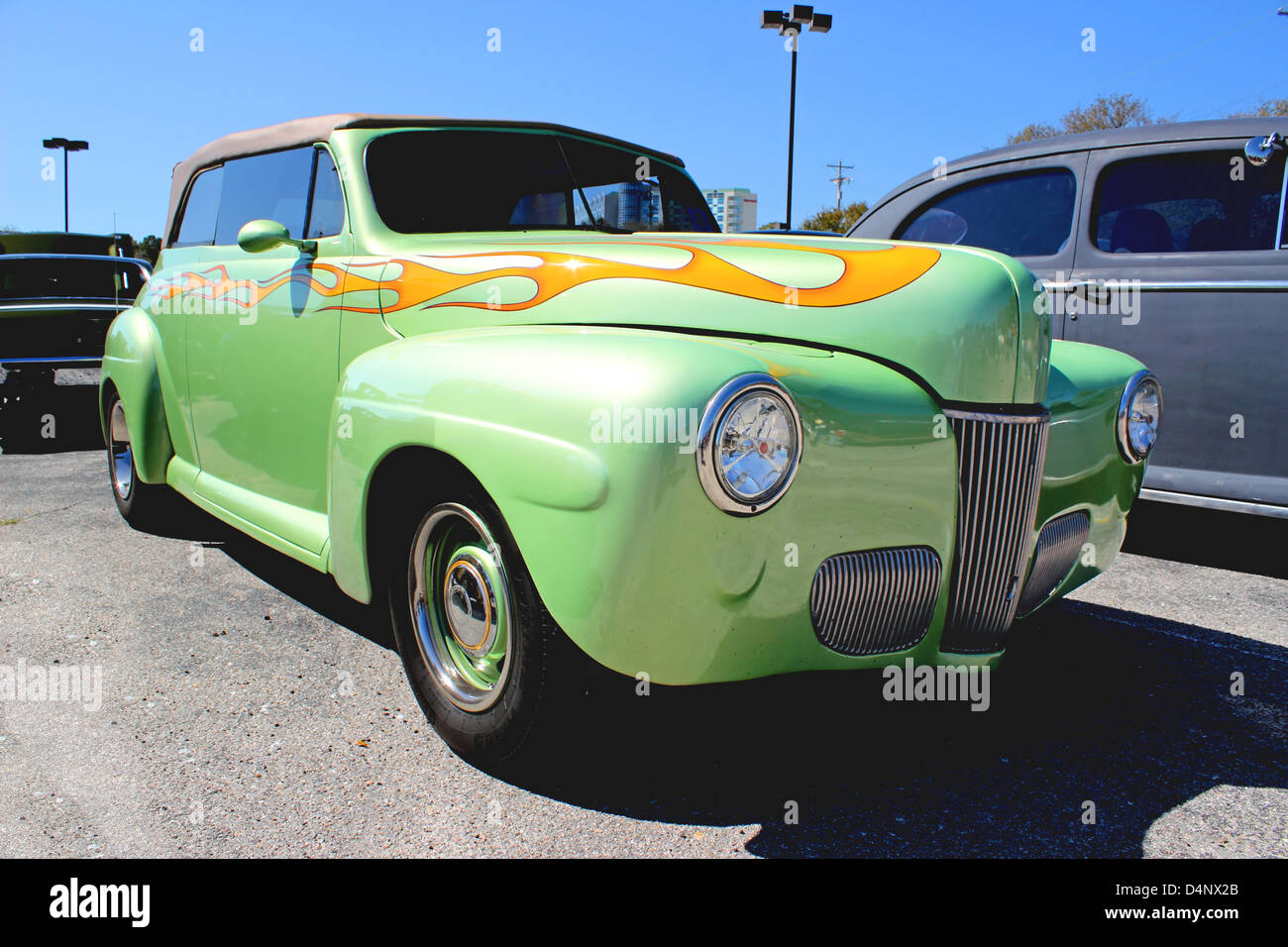 Ristrutturato classic car con fiamma paint job in esecuzione al sole car show in Myrtle Beach, SC 15 Marzo 2013 Foto Stock