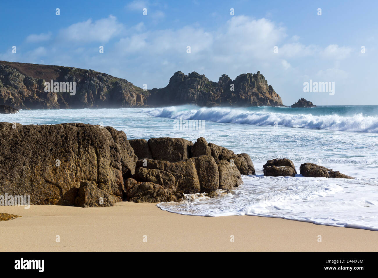 La splendida spiaggia di sabbia dorata a Porthcurno Cornwall Inghilterra REGNO UNITO Foto Stock