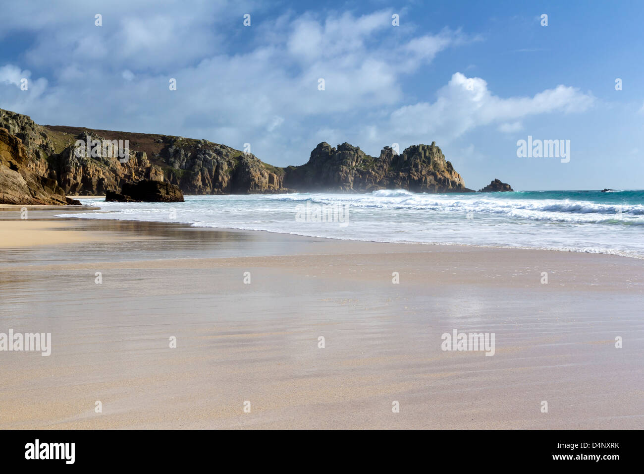La splendida spiaggia di sabbia dorata a Porthcurno Cornwall Inghilterra REGNO UNITO Foto Stock