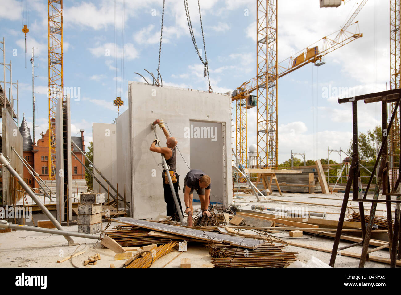 Berlino, Germania, Costruzione lavoratore presso un sito di costruzione Foto Stock